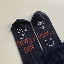 Ponožky, pančuchy, obuv - Motivačné maľované ponožky s nápisom "Dnes je skvelý deň" (Tak sa usmej" (Tmavomodré )) - 12774998_