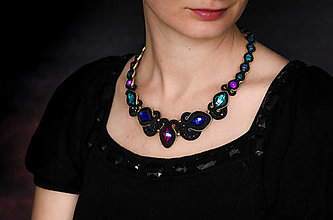 Náhrdelníky - Čierny soutache náhrdelník s farebnými kryštálmi - 12774417_