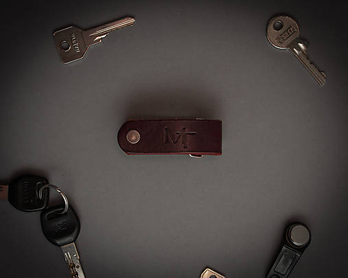 Kľúčenky - Kožená kľúčenka α & Ω (Mahagónová (D)) - 12783949_