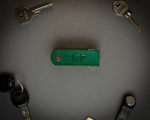 Kľúčenky - Kožená kľúčenka α & Ω (Zelená (H)) - 12783982_