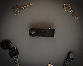 Kľúčenky - Kožená kľúčenka α & Ω (Čierna (B)) - 12783893_
