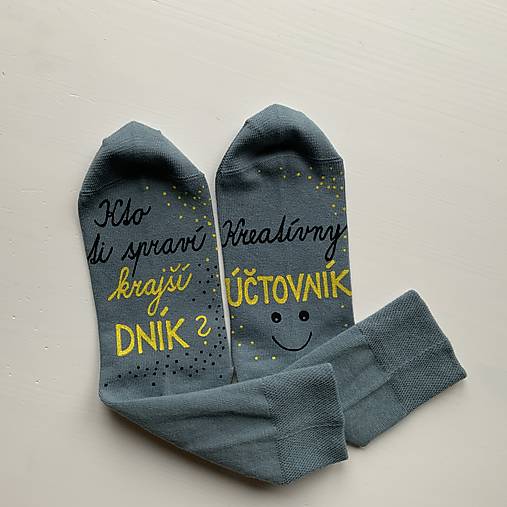 Maľované ponožky pre kreatívneho účtovníka (Sivomodré s čierno žltou)