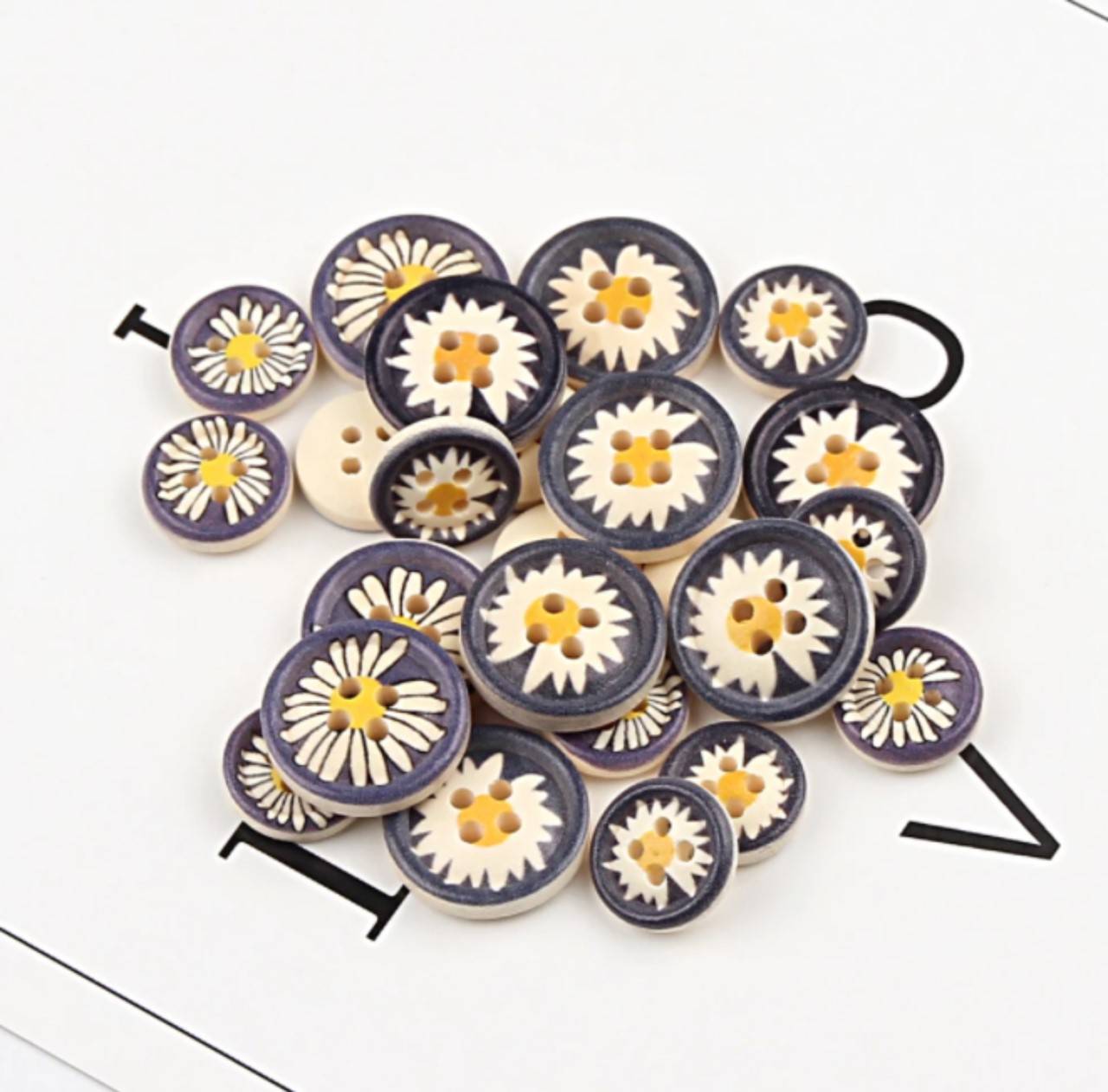 G102 Gombík drevený s kvietkami