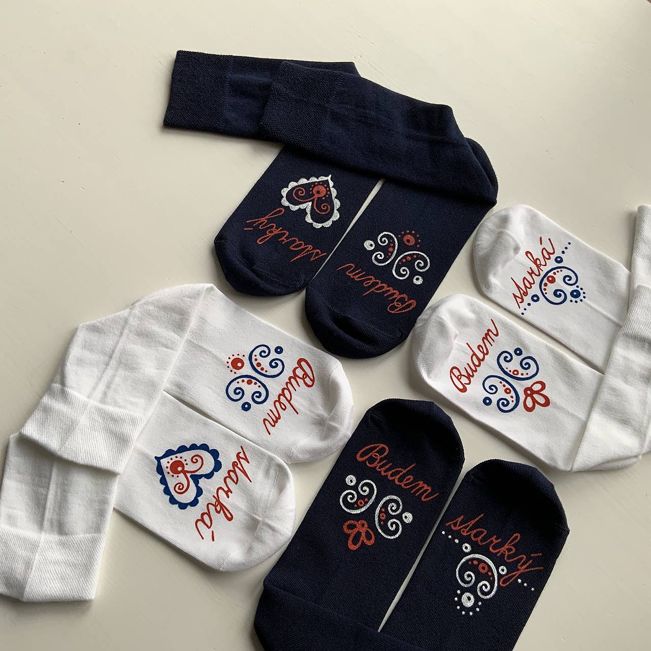 Maľované folk ponožky pre novopečených starkých