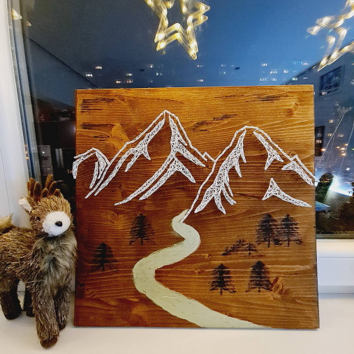 Dekorácie - Drevený string art obraz "Dolinou" - 12789873_