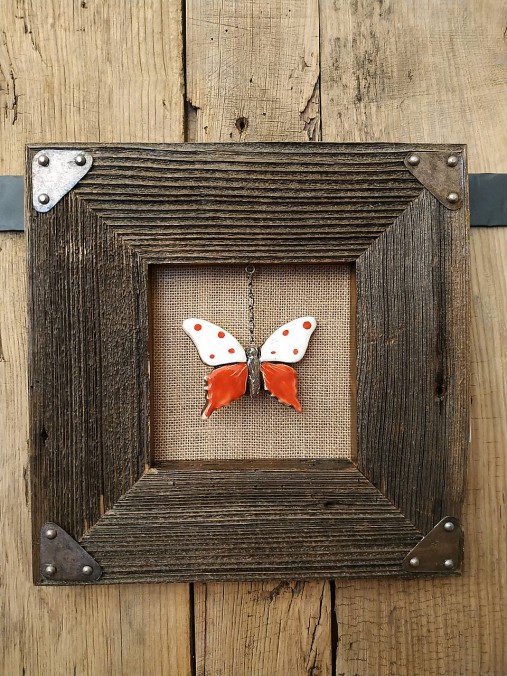 Obraz s rámom zo starého dreva - motýľ (Motýľ červený)