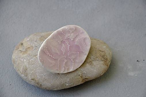 Brošňa ružovo pastelová čipka