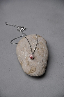 Náhrdelníky - prívesok, náhrdelník   ružovo fialová gulička - 12791348_