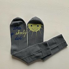 Ponožky, pančuchy, obuv - Motivačné maľované ponožky s nápisom "Dnes je skvelý deň" (Dnes je skvelý deň na sivých ponožkách) - 12790999_
