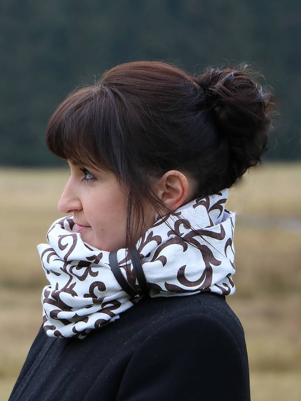 Štýlový ľanový nákrčník hnedý ornament