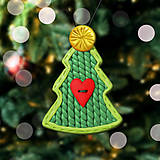 Vianočný stromček Fimom vyšívaný - srdiečkový gombík (ozdoba)