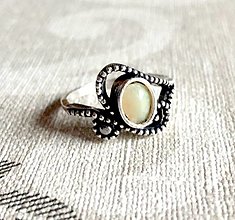 Prstene - Delicate Ornament Opal Ring / Jemný prsteň s opálom brúseným - 12800978_