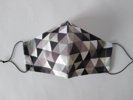 Dizajnové rúško trojuholníky čierne tvarované dvojvrstvové