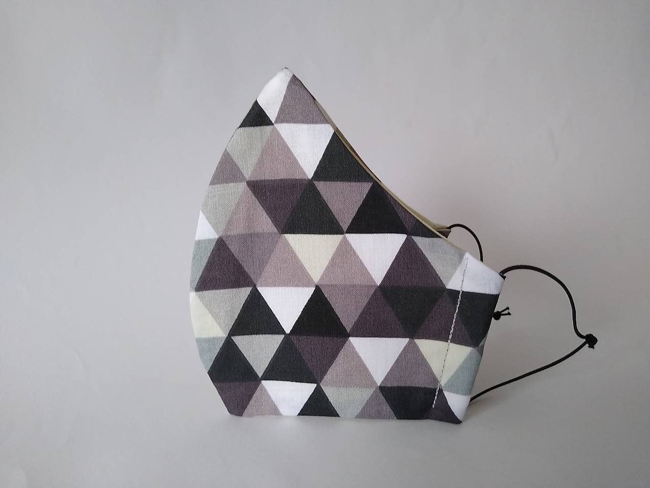 Dizajnové rúško trojuholníky čierne tvarované dvojvrstvové