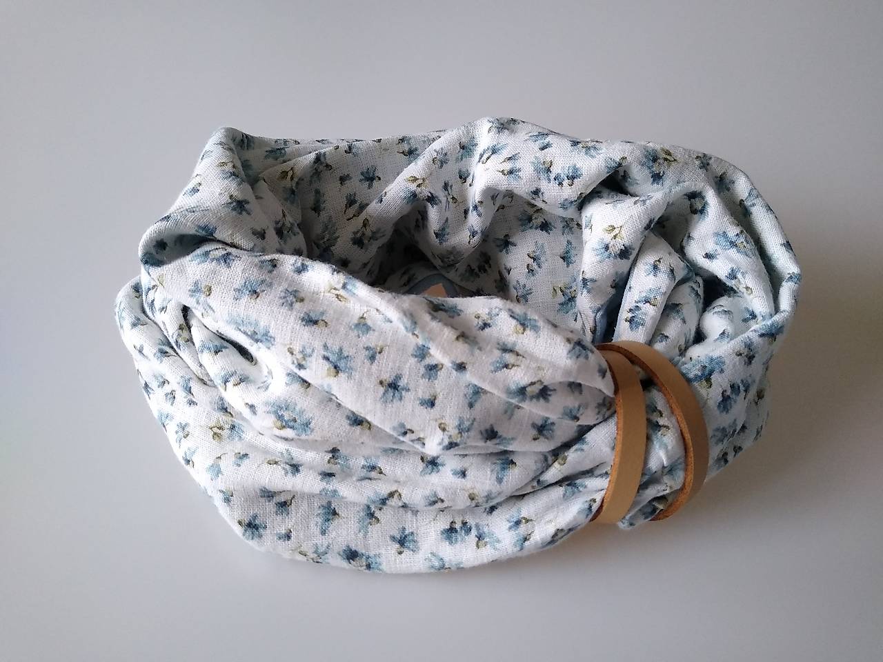 Štýlový dámsky ľanový nákrčník modré kvietky