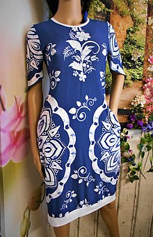 Šaty - FLORAL FOLK -  šaty v dĺžke mini s vačkami (modrý podklad - biely vzor) - 12809716_