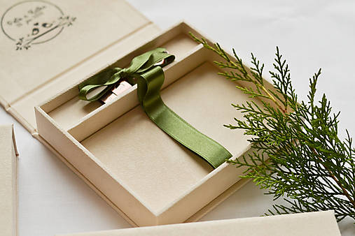 Papiernictvo - Fotobox s menami (Na foto 10x15 plus usb) - 12812238_