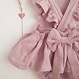 Detské oblečenie - Vtáčatko - mušelínové šaty s volánmi a mašľou - 12817618_