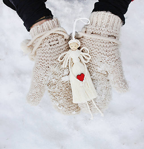 Dekorácie - makramé ozdoba "Anjel" so srdcom (natural s červeným srdcom) - 12819400_