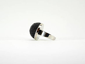 Prstene - Háčkovaný korálkový Čierny prsteň - 12820832_