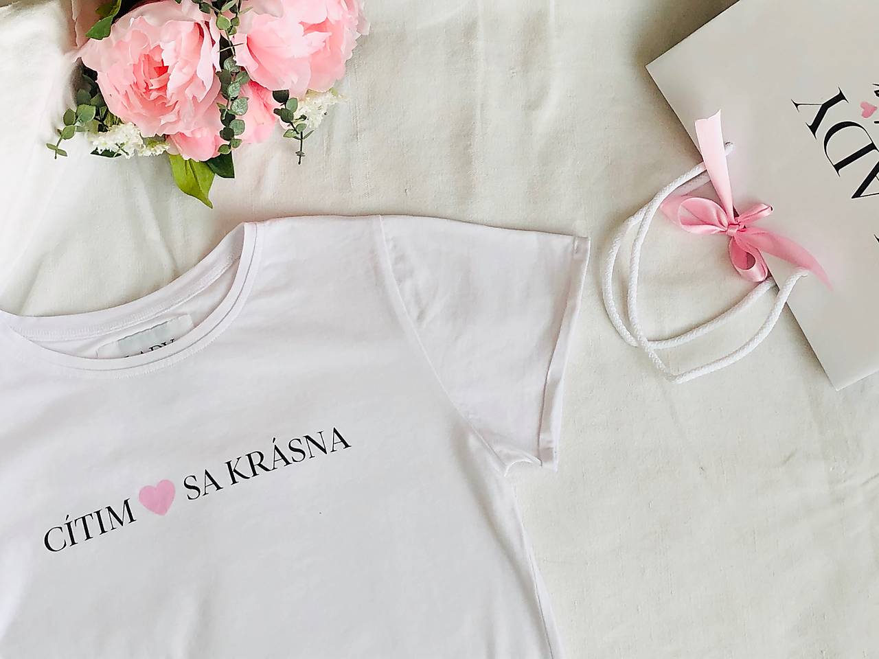Topy, tričká, tielka - Dámske tričko s krátkym rukávom "Cítim❤️sa krásna" - biele - 12827393_