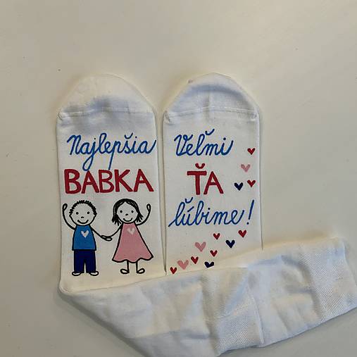 Maľované ponožky pre babku s nápisom: (“Najlepšia babka / Veľmi Ťa ľúbime” s postavičkami)