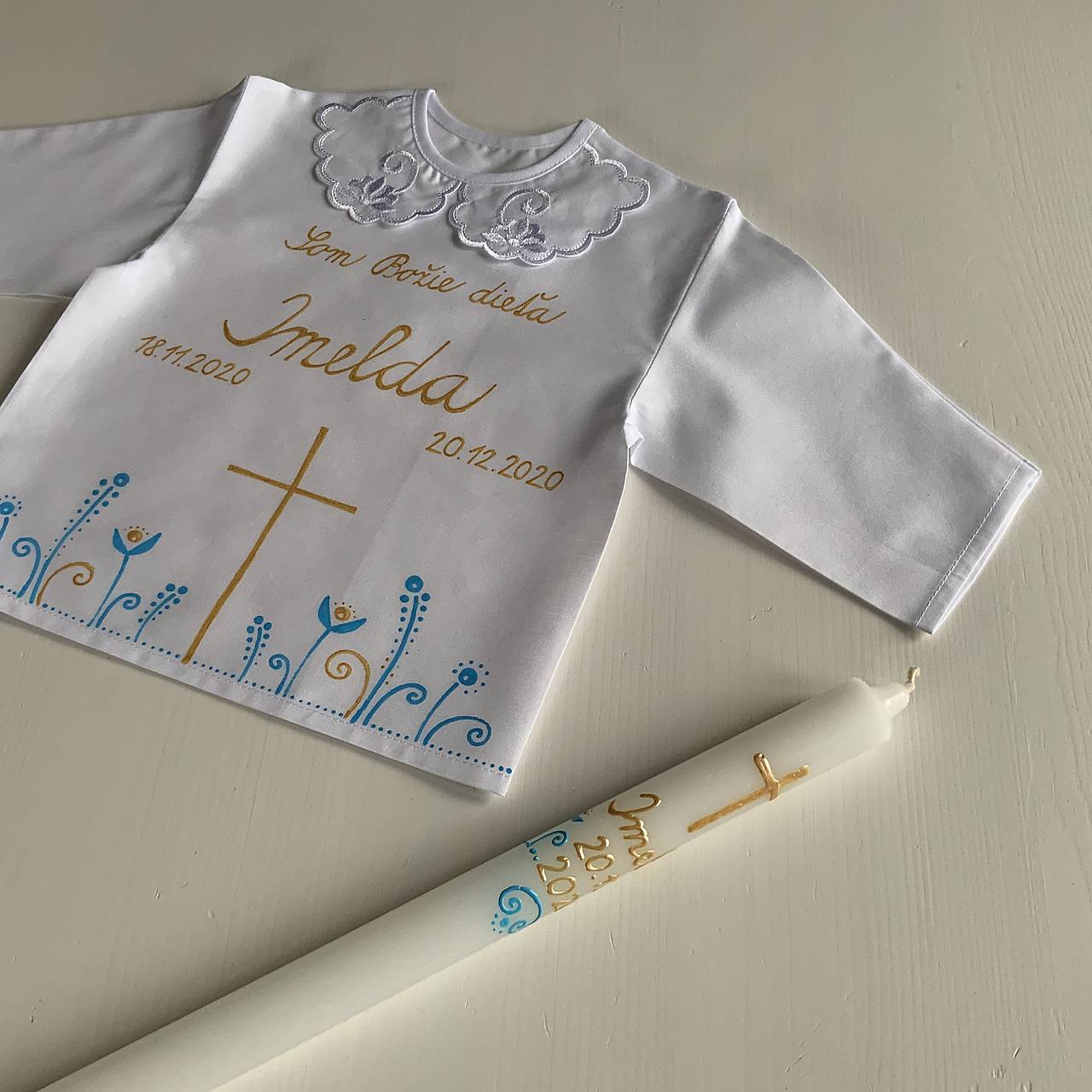 Krstná košieľka a svieca na krst ručne maľovaná ľudovoladená  (v kombinácii svetlomodro zlatá)