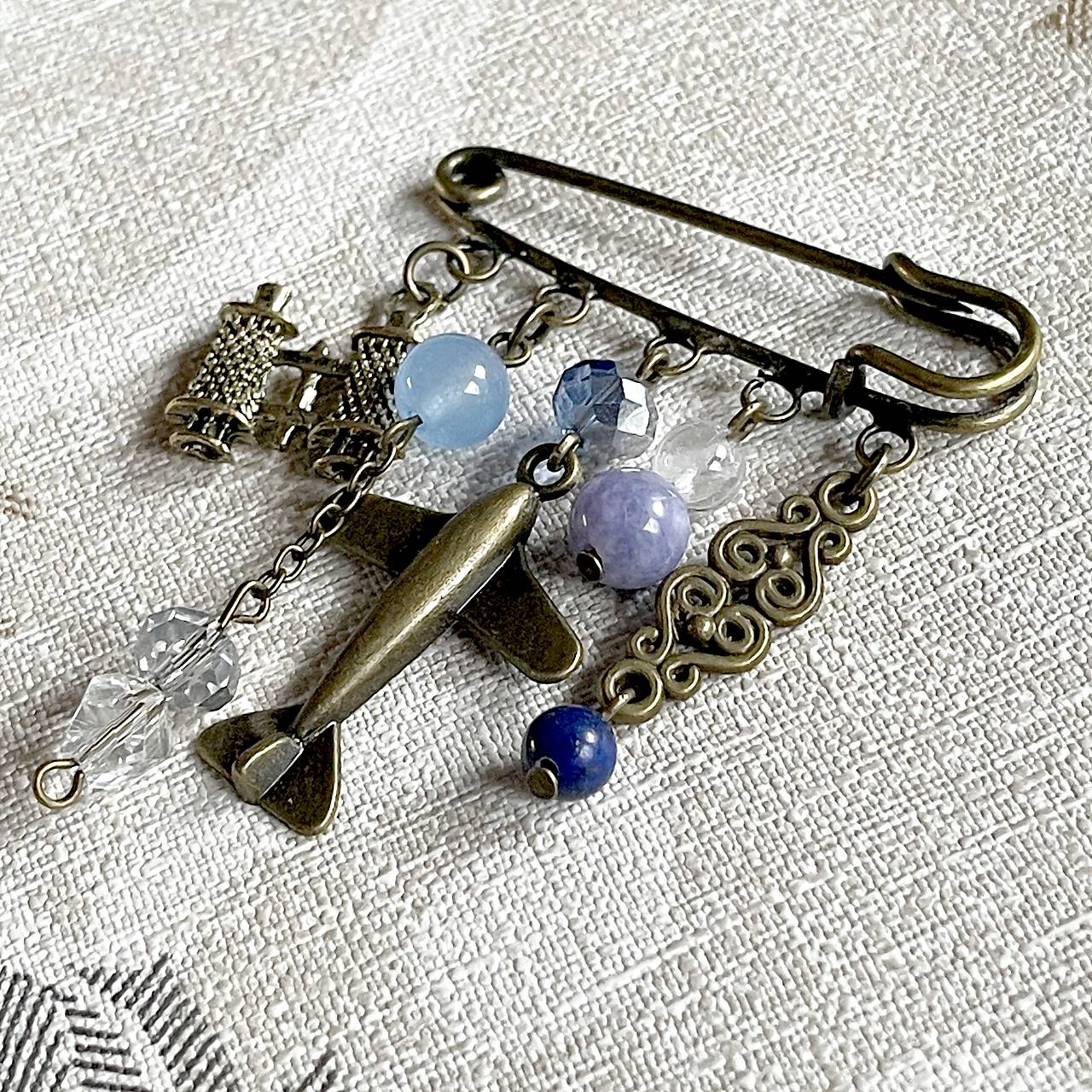 Bronze Airplane Brooch Pin / Zicherka - brošňa s príveskami vo vintage štýle