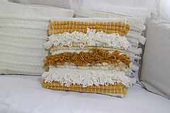 Úžitkový textil - Ručne tkaný vlnený dekoračný vankúš (biela/horčicová) - 12828799_
