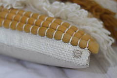 Úžitkový textil - Ručne tkaný vlnený dekoračný vankúš (biela/horčicová) - 12828816_