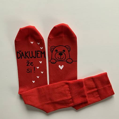Zamilované maľované ponožky s nápisom: ”Ďakujem, že si / ...a že sme SPOLU” (Červené s mackom)