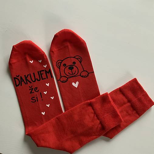 Zamilované maľované ponožky s nápisom: ”Ďakujem, že si / ...a že sme SPOLU” (Červené s mackom)