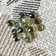 Minerály - Turmalín brúsený kruh / 2-2,5mm (Zelený a transparentný verdelit) - 12833111_