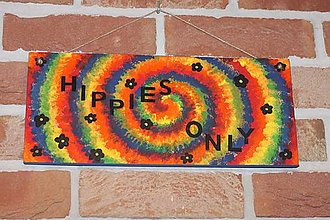Tabuľky - Drevená ceduľka ručne maľovaná Hippies only - 12841161_