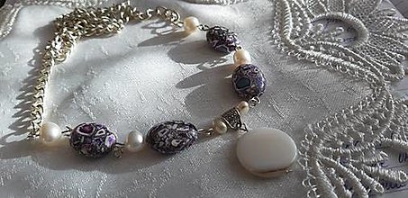 Náhrdelníky - Náhrdelník z riečnych perál, mramoru a perlete - 12840383_