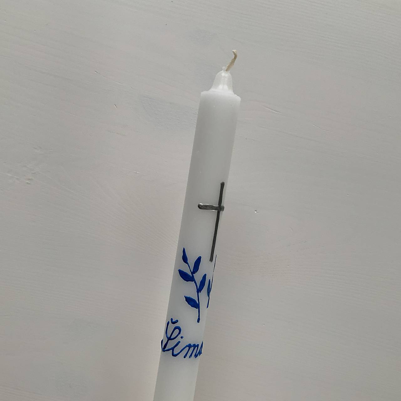 Ručne maľovaná krstná svieca s personalizáciou – 35 cm, biely vosk (v modrom striebornej farbe s lístkami)