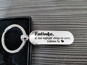 Kľúčenky - Prívesok na kľúče v tvare kapsule s gravírovaním textom: Tatinko, si ten najlepší chlap na svete. Ľúbime ťa (srdiečko) - 12841934_