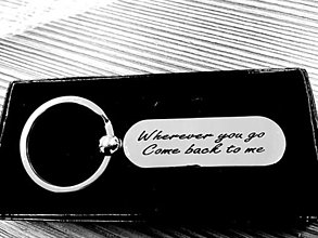 Kľúčenky - Prívesok na kľúče v tvare kapsule s gravírovaním textom: Wherever you go Come back to me - 12842006_