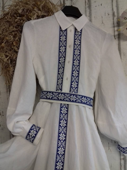 "Floral folk" ľanové dlhé košeľové šaty  (biely ľan - modro biela bordúra)