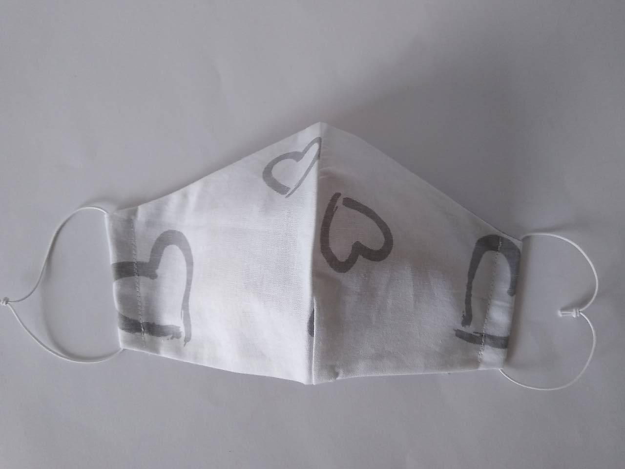 Dizajnové rúško srdcia šedé tvarované dvojvrstvové