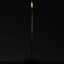 Sviečky - Čierné, vysoké, ešte tenšie, máčané Sviečky z včelieho vosku - 10 máčaných voskovic so svietnikom - 12850838_