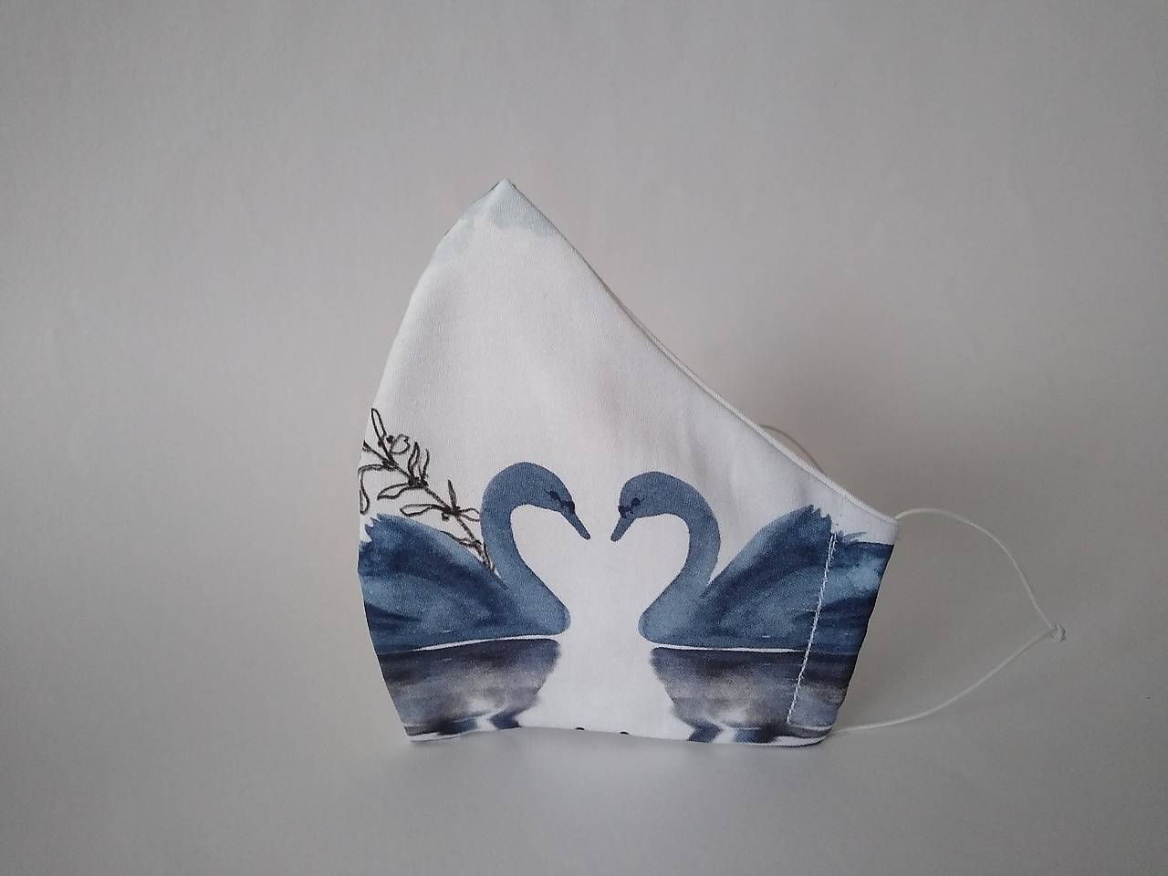 Dizajnové rúško labute biele prémiová bavlna antibakteriálne s časticami striebra dvojvrstvové tvarované