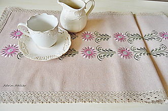 Úžitkový textil - vyšívaný stolový behúň - 12864147_