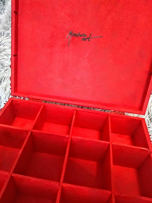 Red hot love chest - 29 x 25 x 9 cm