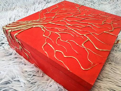 Red hot love chest - 29 x 25 x 9 cm