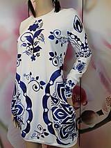 Šaty - FLORAL FOLK -  šaty v dĺžke mini s vačkami (biely podklad - modrý akvarel, dlhý rukáv) - 12881350_