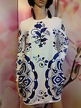 Šaty - FLORAL FOLK -  šaty v dĺžke mini s vačkami (biely podklad - modrý akvarel, dlhý rukáv) - 12881355_