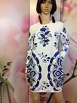 Šaty - FLORAL FOLK -  šaty v dĺžke mini s vačkami (biely podklad - modrý akvarel, dlhý rukáv) - 12881359_