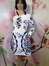 Šaty - FLORAL FOLK -  šaty v dĺžke mini s vačkami (biely podklad - modrý akvarel, dlhý rukáv) - 12881363_