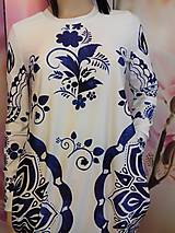 Šaty - FLORAL FOLK -  šaty v dĺžke mini s vačkami (biely podklad - modrý akvarel, dlhý rukáv) - 12881369_